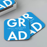 Vet Afstudeerder Blauw Graduation Party Kartonnen Onderzetters<br><div class="desc">Aangepaste papieren onderzetters met "Afstudeerder" in vetgedrukte witte letters met een blauwe achtergrond. Pas de onderzetters van het afstuderen aan door de naam van de afgestudeerde en het jaar van het afstuderen toe te voegen. De gepersonaliseerde afstuderen onderzetters zijn perfect voor zowel het hoger onderwijs als het hoger onderwijs.</div>