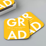vet Afstudeerder geel afstudeerfeest Kartonnen Onderzetters<br><div class="desc">Aangepast papier voor afstuderen met "Afstudeerder" in vetgedrukte witte letters met een gele achtergrond. Pas de onderzetters van het afstuderen aan door de naam van de afgestudeerde en het jaar van het afstuderen toe te voegen. De gepersonaliseerde afstuderen onderzetters zijn perfect voor zowel het hoger onderwijs als het hoger onderwijs....</div>