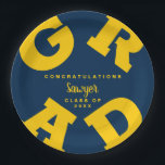 Vet AFSTUDEERDER Geel op Blauw Afstuderen Papieren Bordje<br><div class="desc">AFSTUDEERDER in vet geel belettering curves rond de randen van deze blauw afstuderen partij papier borden met felicitaties boven de naam van uw afstuderen en de klas jaar hieronder. Overeenkomende items en meer kleuren in ons collectie.</div>