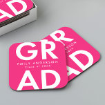 Vet Afstudeerder Heet Roze Graduation Party Kartonnen Onderzetters<br><div class="desc">Aangepast papier voor afstuderen, voorzien van "Afstudeerder" in vetgedrukte witte letters met een roze achtergrond. Pas de onderzetters van het afstuderen aan door de naam van de afgestudeerde en het jaar van het afstuderen toe te voegen. De gepersonaliseerde afstuderen onderzetters zijn perfect voor zowel het hoger onderwijs als het hoger...</div>