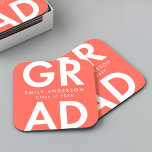 vet Afstudeerder koraal afstudeerfeest Kartonnen Onderzetters<br><div class="desc">Aangepast papier voor afstuderen, voorzien van "Afstudeerder" in vetgedrukte witte letters met een koraalachtergrond. Pas de onderzetters van het afstuderen aan door de naam van de afgestudeerde en het jaar van het afstuderen toe te voegen. De gepersonaliseerde afstuderen onderzetters zijn perfect voor zowel het hoger onderwijs als het hoger onderwijs....</div>