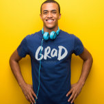 Vet afstudeerder modern trendy afstuderen op maat t-shirt<br><div class="desc">Geniet van afstuderen met dit stijlvolle t-shirt met een vet "afstudeerder" in wit penseeltype en aanpasbare tekst die schoolnaam, afstuderen jaar of andere kan zijn. Kies uw shirt voor de kleur op school en maak dit shirt trots. Coördinaten met het Lea Delaveris Design Bold Afstuderen collectie van decor en benodigdheden...</div>
