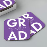 vet Afstudeerder Paarse afstudeerfeest Kartonnen Onderzetters<br><div class="desc">Aangepast papier voor afstuderen, voorzien van "Afstudeerder" in vetgedrukte witte letters met paarse achtergrond. Pas de onderzetters van het afstuderen aan door de naam van de afgestudeerde en het jaar van het afstuderen toe te voegen. De gepersonaliseerde afstuderen onderzetters zijn perfect voor zowel het hoger onderwijs als het hoger onderwijs....</div>