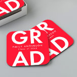 vet Afstudeerder rood afstudeerfeest Kartonnen Onderzetters<br><div class="desc">Aangepaste papieren onderzetters met "Afstudeerder" in vetgedrukte witte letters met rode achtergrond. Pas de onderzetters van het afstuderen aan door de naam van de afgestudeerde en het jaar van het afstuderen toe te voegen. De gepersonaliseerde afstuderen onderzetters zijn perfect voor zowel het hoger onderwijs als het hoger onderwijs.</div>