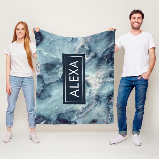 Vet blauw-grijs faux marmer textuur fleece deken (In situ)