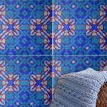 Vet blauw rood wit mozaïek geometrisch patroon tegeltje<br><div class="desc">Het ontwerp van deze keramische tegel wordt gekenmerkt door symmetrische patronen die een harmonieus beeldeffect creëer. De tegel is versierd met een reeks geometrische vormen, waaronder diamanten en sterretjes, die op een complexe, maar esthetisch aangename manier met elkaar verweven zijn. Het kleurenpalet wordt gedomineerd door verschillende tinten blauw, van de...</div>