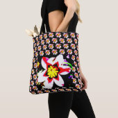 Vet bloempatroon van abstracte bloem op zwart tote bag (Dichtbij)