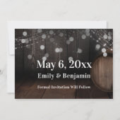 Vet Casual Typografie Brown Wooden Barrel Lights Save The Date (Achterkant)