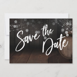 Vet Casual Typografie Brown Wooden Barrel Lights Save The Date