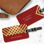 Vet Elegant Red Faux Gold Geometric Bagagelabel<br><div class="desc">Blijf onderweg stijlvol met dit elegante rode label met een gewaagd faux gouden geometrisch ontwerp. Pas dit label aan met uw informatie en voor meer opties zoals het wijzigen van het lettertype en het formaat ervan klikt u op de knop "Aanpassen". *Gelieve te merken op dat het Zazzle Watermerk dat...</div>