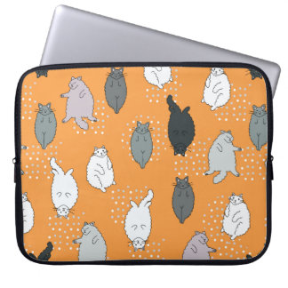 Vet, fluffy katten liggen op hun rug. Cute co Laptop Sleeve