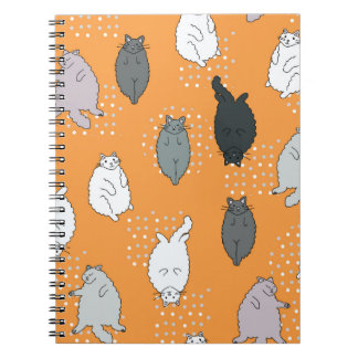 Vet, fluffy katten liggen op hun rug. Cute co Notitieboek