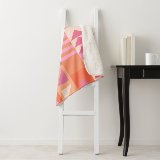 Vet geometrisch patroon in roze en Oranje Sherpa Deken (In situ)