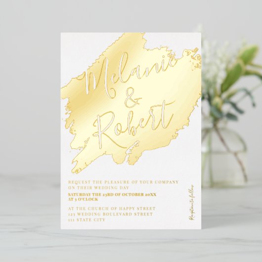 Vet goud penseelstreek wit chique bruiloft initial folie uitnodiging (Staand Voorkant)