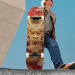 Vet Gouden & Rode Drakenhoofd Persoonlijk Skateboard<br><div class="desc">Het skateboard heeft een adembenemende illustratie met een majestueuze draak in goudkleurige kleur tegen een opvallende rode achtergrond. ♥ Als je hulp nodig hebt,  neem dan altijd gerust contact met mij op via de "CONTACT VERKOPER" en ik help je graag! ♥ ♥</div>