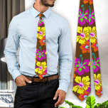 Vet Hibiscus Bloemmotief Bruine Grooms Stropdas<br><div class="desc">Stropdas Retrobruine bloemenbloemen met een grote,  gedurfde print van kleurrijke hibiscusbloemen. Geïllustreerd ontwerp in de kleuren geel,  sinaasappel en roze maken het perfecte accessoire voor de bruidegom en bruidsjonkers. Kies verschillende achtergrondkleuren voor elk van de groomsmen en bodes.</div>