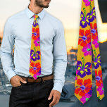 Vet Hibiscus Patroon Goud Bruiloft Stropdas<br><div class="desc">Stropdassen met een grote,  gedurfde bloemenprint van kleurrijke hibiscusbloemen. De geïllustreerde bloemen zijn rood,  roze en paarse,  over een gouden achtergrondkleur.</div>