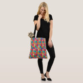 Vet kleurrijk patchwork tote bag (Op model)