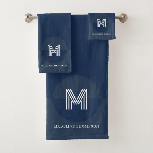 Vet marineblauw geometrisch modern monogram bad handdoek (Insitu)
