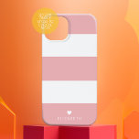 Vet Matig Blush Roze Striped Patroon met hart iPhone 15 Pro Case<br><div class="desc">Een minimaal ontwerp met enorme strepen en een plek om jouw naam toe te voegen. Een klein hart is vlak boven het monogram gebied ingesloten. Een gewaagd maar minimaal ontwerp met een optioneel gebied om tekst toe te voegen.</div>