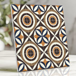 Vet Mid-Century Design met concentrische cirkels Tegeltje<br><div class="desc">Deze gedurfde tegel uit het midden van de eeuw heeft concentrische cirkels en abstracte lijnen in aardebruin, okergeel en blauwtinten, geïnspireerd op het Scandinavische ontwerp uit de jaren zestig. Met zijn symmetrische en opvallende lay-out is deze tegel ideaal voor het creëren van stijlvolle backsplashes, accentmuren of retro-geïnspireerde interieurs. Het harmonieuze...</div>