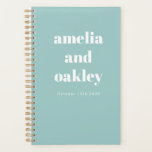 Vet Minimalistische Aqua Blue Retro Custom Wedding Planner<br><div class="desc">Blijf georganiseerd terwijl je je grote dag plant met deze gepersonaliseerde weddingplanner. Met een modern minimalistisch ontwerp in aquablauw met gewaagde typografie, is dit spiraalgebonden notitieboek ideaal voor het noteren van ideeën, tijdlijnen en takenlijsten. Met aanpasbare namen en datumdetails maakt het een doordacht verloving cadeau voor pasgetrouwden. Of u nu...</div>