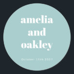 Vet Minimalistische Boho Aqua Blue Custom Wedding Ronde Sticker<br><div class="desc">Personaliseer uw huwelijksgunsten met deze elegante aangepaste stickers. Met een zachte aquablauwe achtergrond en gedurfde typografie voegen deze stickers een stijlvol tintje toe aan geschenkdozen,  enveloppen en meer. Pas aan met uw namen en trouwdatum voor een mooi en attent detail waar uw gasten dol op zullen zijn!</div>