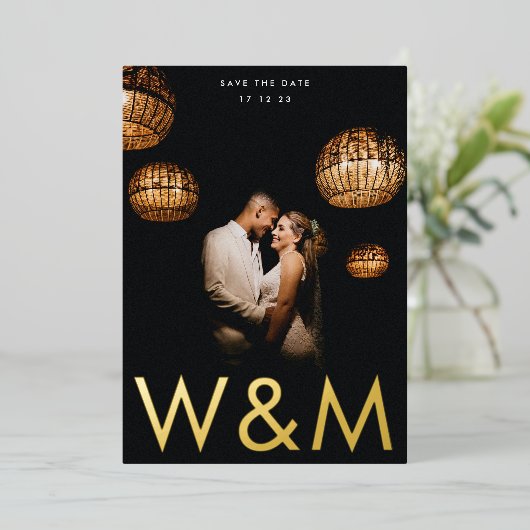 Vet Modern Goud Foto Monogram Save The Date Folie Uitnodiging (Staand Voorkant)