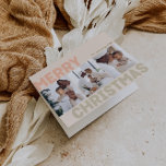 Vet Modern Koraal Vrolijk Kerstfeest Gevouwen 3 Fo Feestdagen Kaart<br><div class="desc">Stuur warme wensen dit vakantieseizoen met deze unieke en schattige, gedurfde moderne Merry Christmas gevouwen drie foto vakantie kaart. Het eenvoudige en minimalistische ontwerp bevat boho-geïnspireerde elementen in lichtroze, pastelkoraal, salie groen, blush en perzikkleur. Vier de feestelijke geest van december, dit ontwerp brengt een vrolijke en leuke touch aan elke...</div>