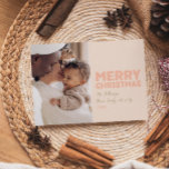 Vet Modern Koraal Vrolijk Kerstmis Één Foto Feestdagenkaart<br><div class="desc">Stuur warme wensen dit vakantieseizoen met deze unieke en schattige, gedurfde moderne koraal Vrolijke Kerstmis een foto vakantie kaart. Het eenvoudige en minimalistische ontwerp bevat boho-geïnspireerde elementen in lichtroze, pastelkoraal, salie groen, blush en perzikkleur. Vier de feestelijke geest van december, dit ontwerp brengt een vrolijke en leuke touch aan elke...</div>