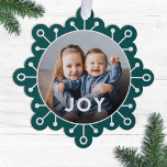 Vet Modern Sneeuwvlok Vreugde Foto Kerstmis Ornament Kaart<br><div class="desc">Stuur unieke vakantiegroeten met deze leuke foto kerstkaarten die verdubbelen als ornamenten of grote cadeau labels! Ze hebben een eenvoudig ontwerp voor een sneeuwvlok, een moderne typografie die JOY leest en een cirkelvormig fotosjabloon op een donkere blauwgroen achtergrond. Met een donker verloop over de onderkant van uw foto kan de...</div>