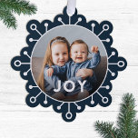 Vet Modern Sneeuwvlok Vreugde Foto Kerstmis Ornament Kaart<br><div class="desc">Stuur unieke vakantiegroeten met deze leuke foto kerstkaarten die verdubbelen als ornamenten of grote cadeau labels! Ze hebben een eenvoudig ontwerp met een sneeuwvlok, een moderne typografie die JOY leest en een cirkelvormig fotosjabloon op een donkerblauwe achtergrond. Met een donker verloop over de onderkant van uw foto kan de tekst...</div>