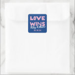 Vet Modern Type Funky Blue LOVE WINS Wedding Vierkante Sticker<br><div class="desc">*Alle kleuren van dit ontwerp zijn aanpasbaar! Deze moderne en leuke bruiloft sticker heeft een kobaltblauwe achtergrond,  roze "LOVE WINS" en retro typografie. Dit ontwerp maakt een leuke en kleurrijke statement voor uw bruiloft! Gebruik deze stickers voor gunsten,  enveloppen,  enz.</div>