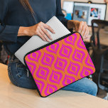 Vet Oranje warmroze zomer Ikat Ogee Art Pattern Laptop Sleeve<br><div class="desc">Prachtige eigentijdse levendige hete roze en heldere oranje gekleurde Bohemian Ikat stijl ogee drops patroon. ,  elegant en funky hipster ontwerp voor de fancy artistieke interieurontwerper,  artsy mode diva,  populaire hippe trendsetter,   retro,  nouveau deco art stijl,  of abstracte grafische digitale geometrische motief liefhebber</div>