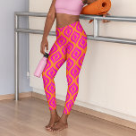 Vet Oranje warmroze zomer Ikat Ogee Art Pattern Leggings<br><div class="desc">Maak je klaar om hoofden te draaien met deze elegante, stijlvolle en eclectische minimalistische ontwerp leggings! Ideaal voor de artistieke hippe trendsetter, retro art stijl, of abstracte digitale geometrische motief liefhebber. Het prachtige eigentijdse bruisende hot pink en felgekleurde sinaasappel Bohemian Ikat stijl ogee drops patroon zal show van uw unieke...</div>