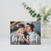Vet penseelscript Love is Patiëntenuitstel Aankondigingskaart (Staand voorkant)