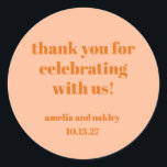 Vet Perzik Sinaasappel Retro Custom Wedding Bedank Ronde Sticker<br><div class="desc">Voeg een speciaal tintje toe aan uw huwelijksgunsten met deze elegante dank-u-stickers. In Peach Sinaasappel zijn deze aanpasbare stickers ideaal voor het afdichten van gunstzakken,  geschenkdozen of enveloppen. Personaliseer met namen en de trouwdatum voor een doordacht afwerkingsdetail dat uw gasten zullen waarderen!</div>