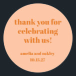 Vet Perzik Sinaasappel Retro Custom Wedding Bedank Ronde Sticker<br><div class="desc">Voeg een speciaal tintje toe aan uw huwelijksgunsten met deze elegante dank-u-stickers. In Peach Sinaasappel zijn deze aanpasbare stickers ideaal voor het afdichten van gunstzakken,  geschenkdozen of enveloppen. Personaliseer met namen en de trouwdatum voor een doordacht afwerkingsdetail dat uw gasten zullen waarderen!</div>