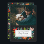 Vet Retro Citrus & Floral | Fotovakantie Feestdagenkaart<br><div class="desc">Deze stijlvolle vakantiefoto-kaart is voorzien van een florvormige begroeting aan de voorzijde en een kleurrijk patroon aan de achterzijde,  inclusief oranje plakken,  bloemen,  pijnbomen,  sneeuwvlokken,  bessen,  bladeren en tapijten. Al kunstwerk dat uitsluitend door Prints Orabella wordt gecreeerd - u zult dit ontwerp nergens anders vinden! :)</div>
