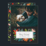 Vet Retro Citrus & Floral | Fotovakantie Feestdagenkaart<br><div class="desc">Deze stijlvolle vakantiefoto-kaart is voorzien van een florvormige begroeting aan de voorzijde en een kleurrijk patroon aan de achterzijde,  inclusief oranje plakken,  bloemen,  pijnbomen,  sneeuwvlokken,  bessen,  bladeren en tapijten. Al kunstwerk dat uitsluitend door Prints Orabella wordt gecreeerd - u zult dit ontwerp nergens anders vinden! :)</div>