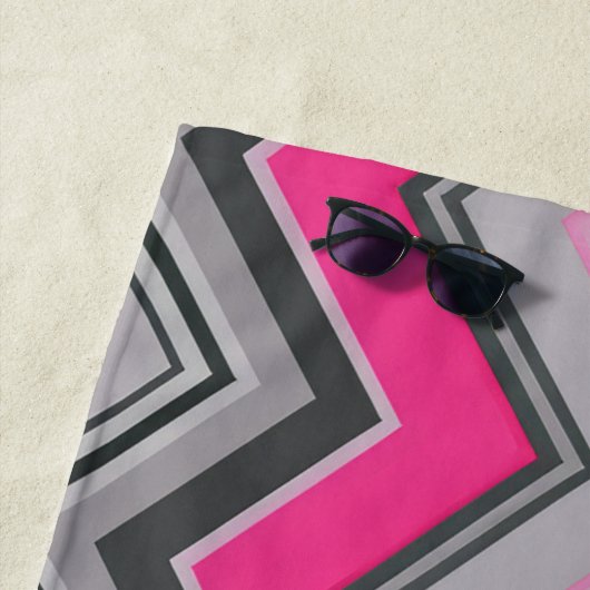 Vet Roze en Grijze Chevron Strandlaken (In situ)