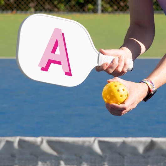 Vet Roze en Heet Roze Initiaal Monogram Pickleball Paddle (Insitu)