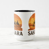 Vet Sinaasappel Retro Vector Sahara Sunset Camel Mok (Midden)
