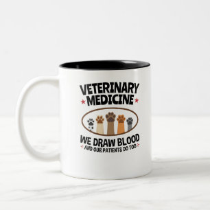 Vet Tech Veterinarian Funny Draw Blood Quote Tweekleurige Koffiemok