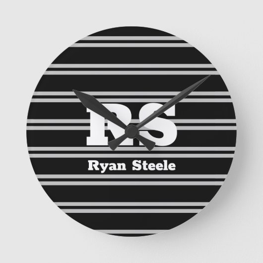 Vet wit monogram & naam, Lt grijze lijnen op zwart Ronde Klok (Voorkant)