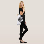 Vet zwart en wit Filigree Heart Design Tote Bag (Op model)