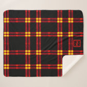 Vet, zwart, rood, geel, plaid monogram sherpa deken (Voorkant (horizontaal))