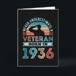 Veteraan, geboren in 1936 90th Birthday Militaire  Kaart<br><div class="desc">Onderschat nooit een Veteraan die in 1936 is geboren. Ideal 90th Birthday Gift voor een 90-jarige Amerikaanse militair en soldaat die in het leger of de marine zat. Retro cadeau voor mannen,  vrouwen,  vader op Vaderdag.</div>