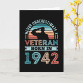 Veteraan, geboren in 1942 80th Birthday Militaire  Kaart (Gele Bloem)