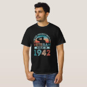 Veteraan, geboren in 1942 80th Birthday Militaire  T-shirt (Voorkant volledig)